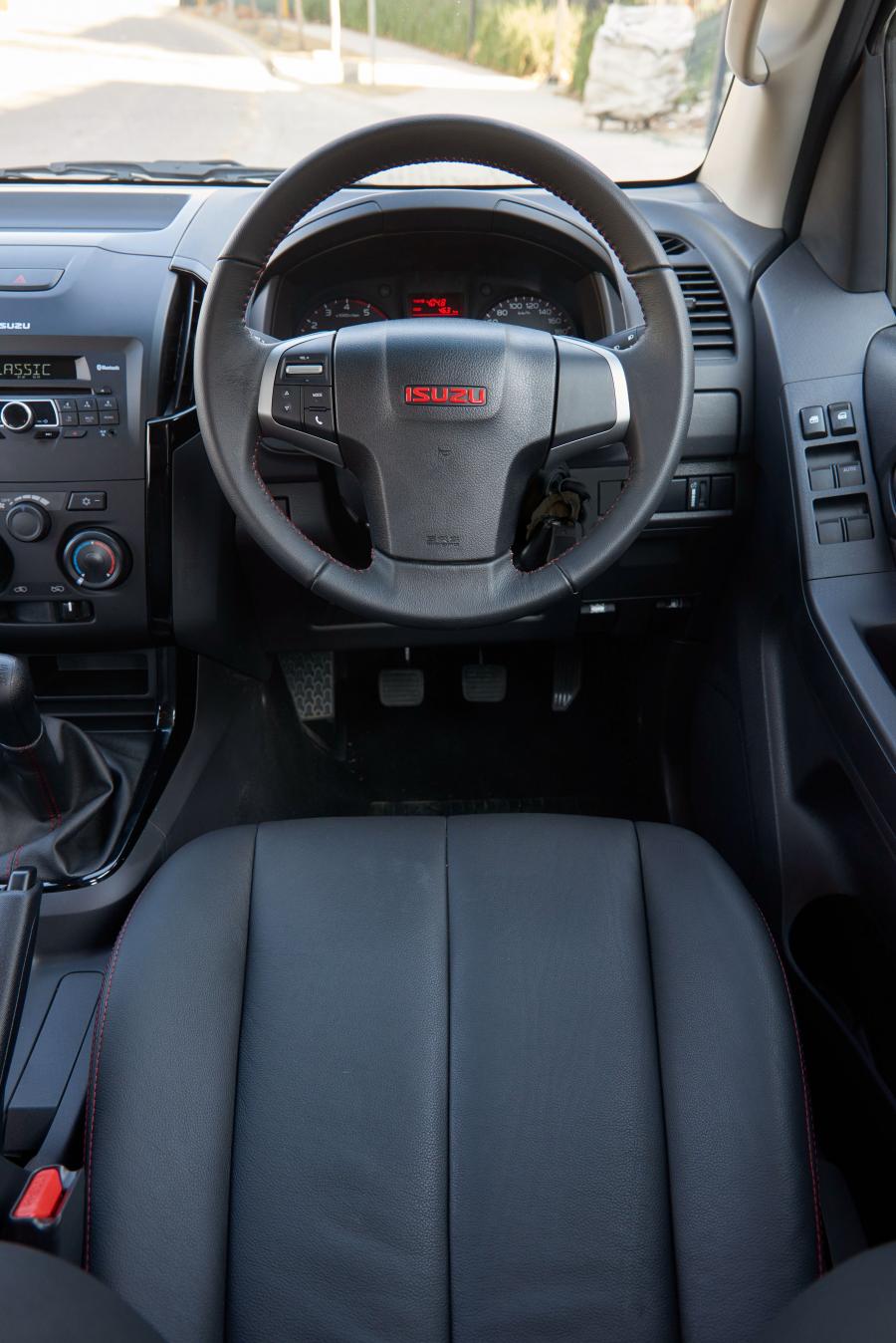Панель приборов Isuzu KB Double Cab X-Rider 2016 года  (фото 4 из 30)